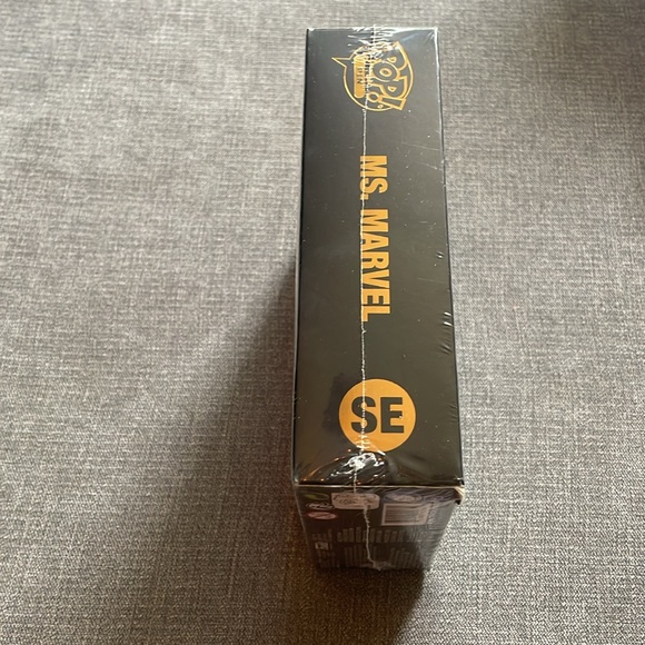 Funko Pop! Pin Marvel Studios Ms. Marvel Large Enamel Pin Special Edition SE - Picture 3 of 4